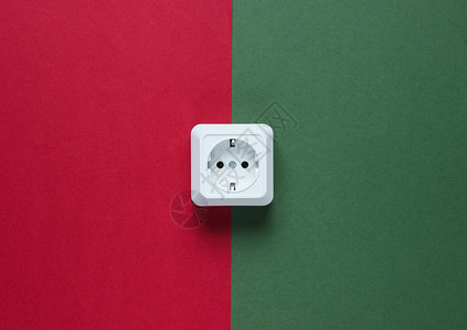 彩色纸背景上的电源插座极简主义图片