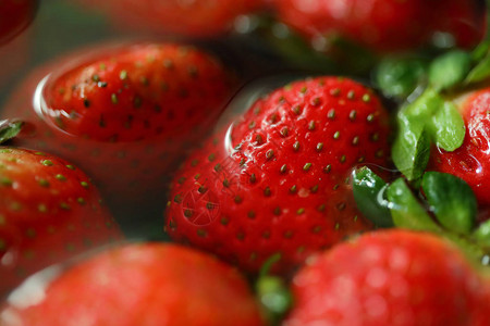 草莓红色成熟的水果清洁图片