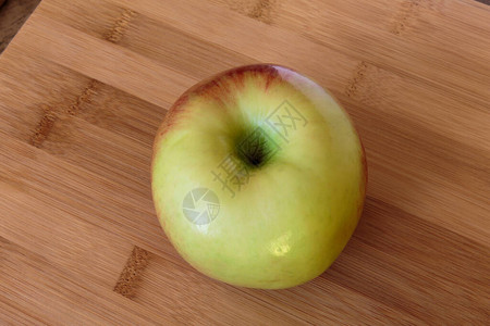 果汁苹果在木制图片
