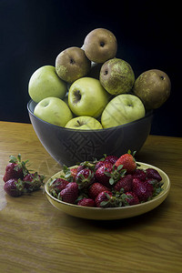 用草莓和碗装新鲜水果的菜图片