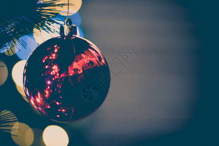 用夜间照明背景关闭了挂在松树枝上的圣诞球庆祝节日图片