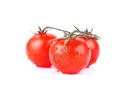 樱桃西红柿的宏观镜头以白色背景图片