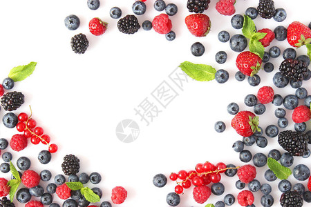 野生浆果和薄荷叶在白色背景的顶视图上蓝莓覆盆子草莓图片