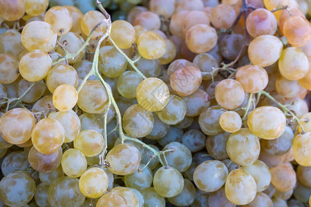 盒子里的葡萄浆果在市场上出售农作物天然健康富含维生素的食图片