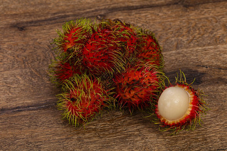 热带甜异乎寻常的水果红毛丹堆高清图片