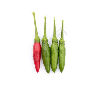 白色背景的绿色辣椒和红色辣椒图像图片