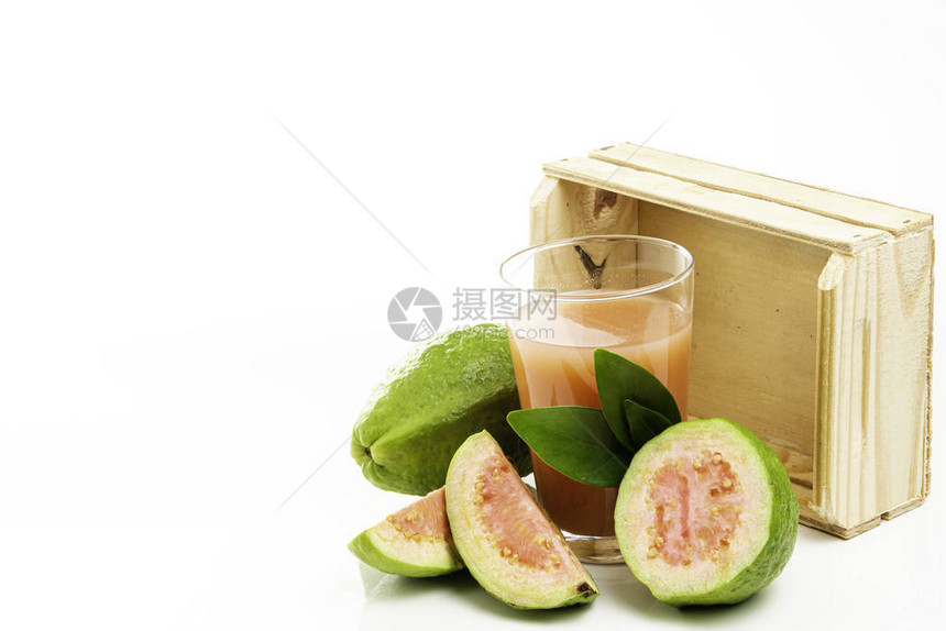番石榴汁与水果碎片和木盒图片