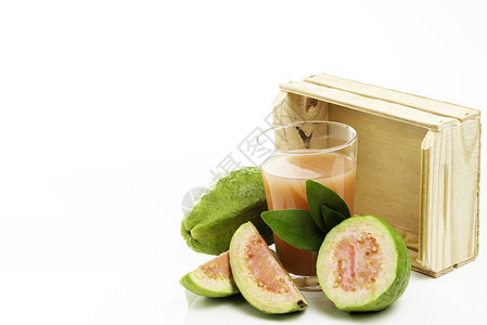 番石榴汁与水果碎片和木盒图片