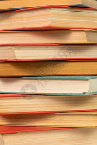 抽象书籍背景垂直堆叠中的红色和图片