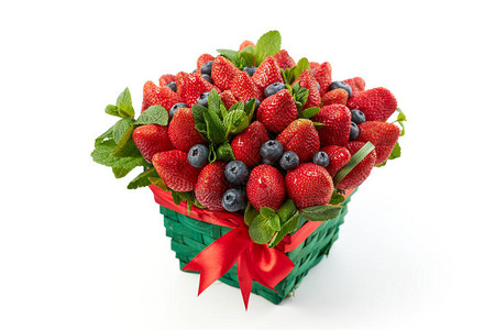 配有多汁草莓的韦克篮子蓝莓装饰着白色背景图片