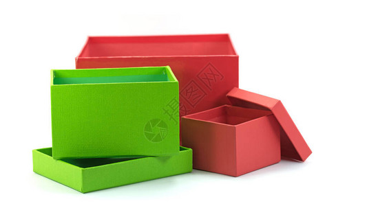 白色背景前的红色和绿色纸板箱背景图片