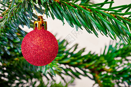 一个圣诞树玩具红色闪亮球模具的圣诞树玩具新图片