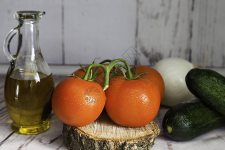 红西番茄黄瓜和木桌洋葱和瓶图片