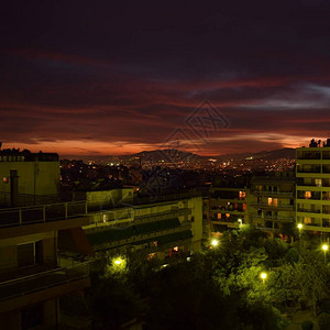 图片显示一个城市邻居在日落时拍摄的背景图片