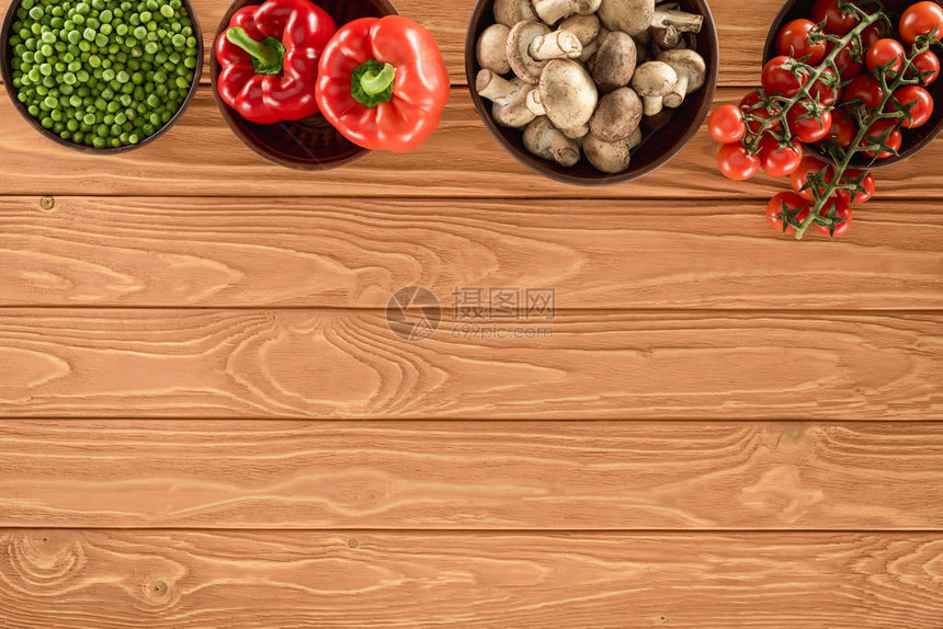 木板上碗中各种蔬菜的香蘑菇和菜类在图片