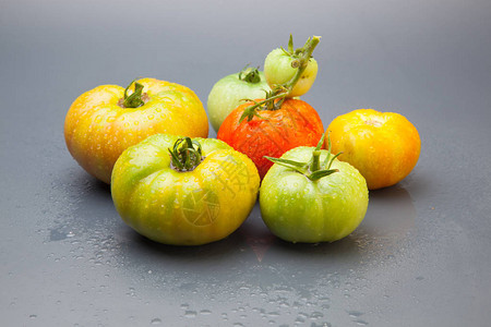 灰底背景下的西红柿高清图片
