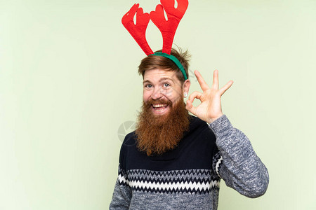 长胡子的红发男子在圣诞节假期打扮得漂亮的图片