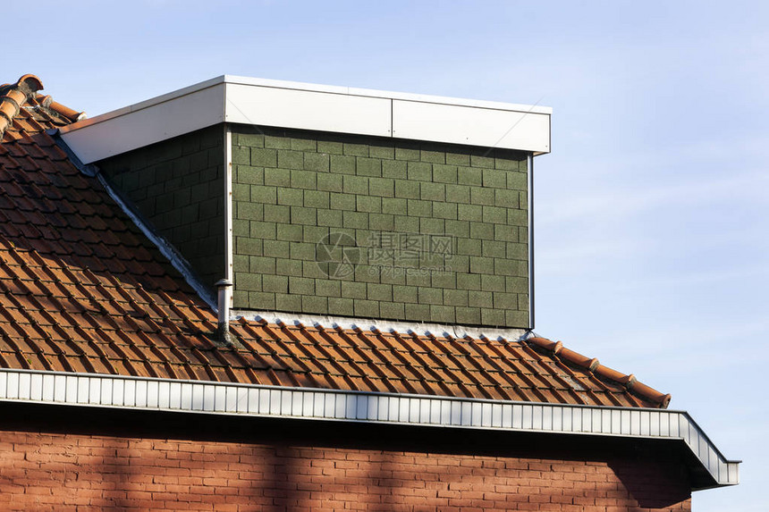 荷兰红砖屋顶上没有窗户的多尔默D图片