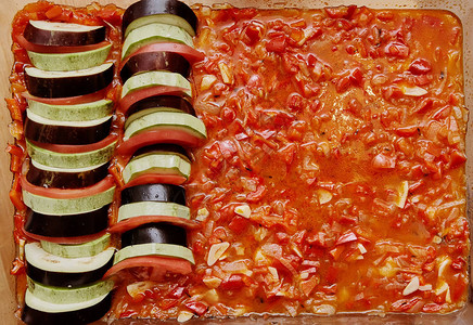 西葫芦片茄子片和番茄片放在炖蔬菜酱里图片