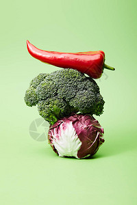 辣椒硬花甘蓝和红色大白菜在绿色图片