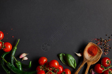 红樱桃西红柿大蒜花朵新鲜迷迭香胡椒玉米叶和图片