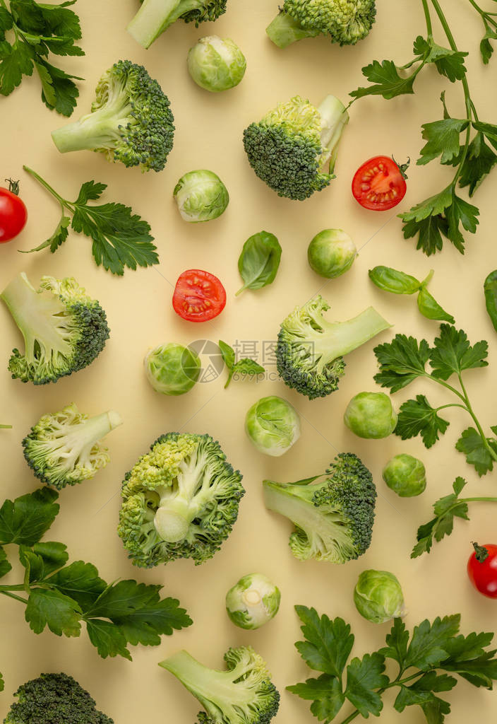 由西兰花球芽甘蓝黄瓜切西红柿香草浅色背景制成的蔬菜食品图案关于营养健康饮食饮食维生素的最小平面图片