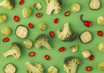 由西兰花球芽甘蓝黄瓜辣椒绿色背景制成的五颜六色的蔬菜食品图案关于营养健康饮食饮食维生素的最小平面背景图片