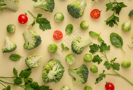 由西兰花球芽甘蓝黄瓜切西红柿香草浅色背景制成的蔬菜食品图案关于营养健康饮食饮食维生素的最小平面背景图片