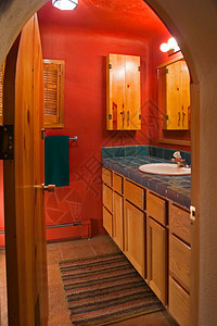 带拱形门口的可爱红色浴室图片