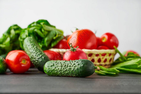 新鲜成熟的黄瓜西红柿青豆和木制桌上的牛顿沙拉健康蔬菜图片