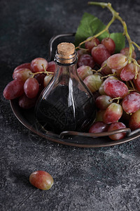 玻璃瓶和新鲜葡萄图片