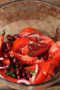 蔬菜沙拉配西红柿豆和欧芹图片
