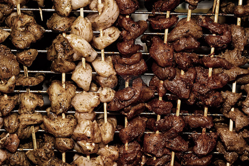 深色烹饪背景垂直串肉野生动物麋鹿野猪异国美食图片