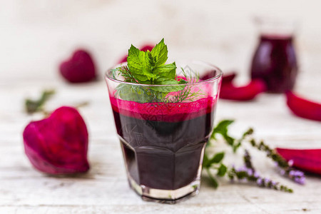 新鲜健康的红甜菜根汁健康图片