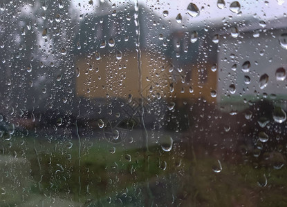 窗外下着大雨滴落在窗上图片