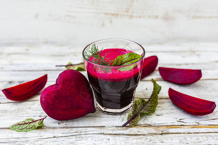 新鲜健康的红甜菜根汁健康图片