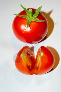 在家种植的天然西红柿的静物画图片