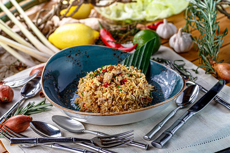 盘子里有蔬菜和鸡肉的米饭亚洲美食图片