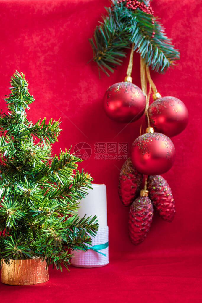 小圣诞树白蜡烛和圣诞树装饰品图片