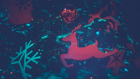 树上的圣诞装饰品鹿背景图片