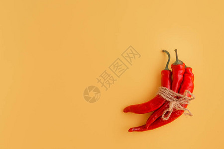 三个红辣椒结合在一起维生素图片