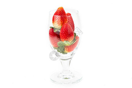新鲜的红草莓装在透明的高脚玻璃杯里图片