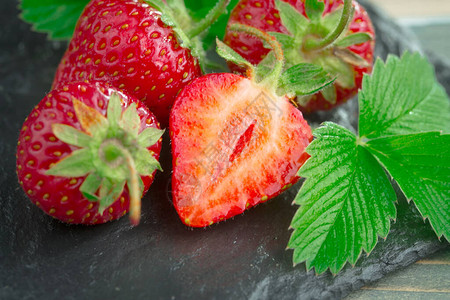 甜美的草莓和健康的健康的食品在图片