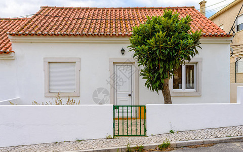 在葡萄牙南部某处有红瓷砖的小白房图片