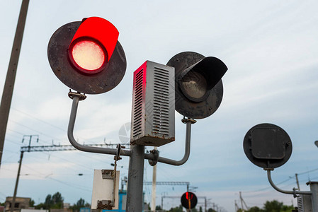 铁路信号灯上的红灯图片
