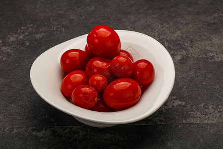 碗里腌红樱桃番茄图片