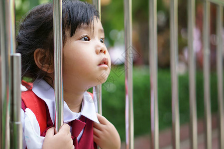 想家的亚洲孩子可爱或小女孩学生悲伤或孤独不开心图片