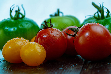 新鲜的红色绿色和黄色西红柿图片
