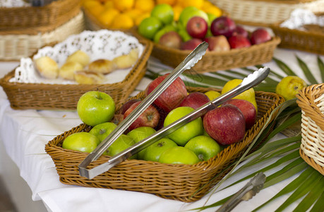 柳条篮里的苹果桌子上的水果图片