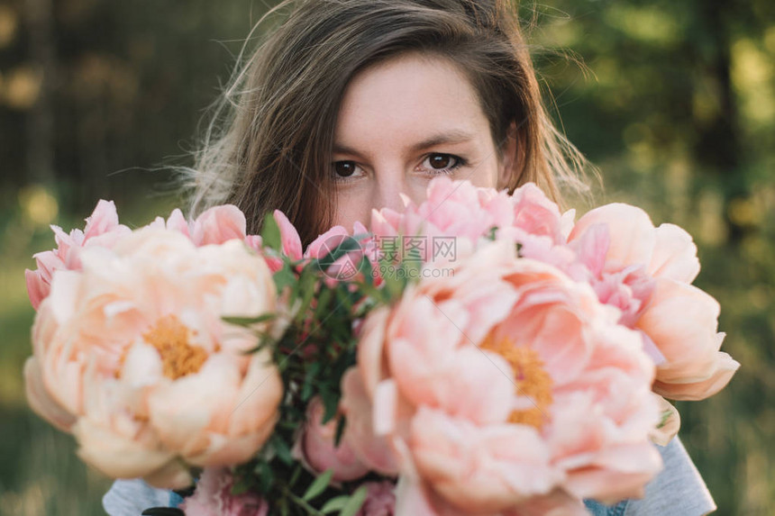 有牡丹花的卖花女图片